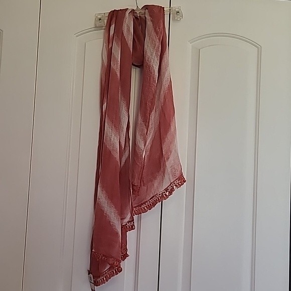 VINCE CAMUTO Lightweight Desert Rose Pashmina Scarf with Fringe - Picture 7 of 8